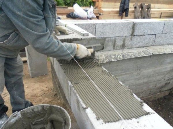 Фото процесса кладки стен с применением цементного раствора